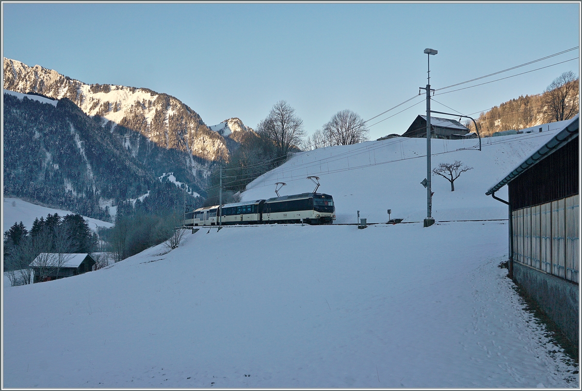 Die MOB Ge 4/4 8001 erreicht mit ihrem GoldenPass Panoramic PE 2212 von Montreux nach Zweisimmen an diesem kalten Morgen ( -15°) Rossinière.

11. Januar 2021