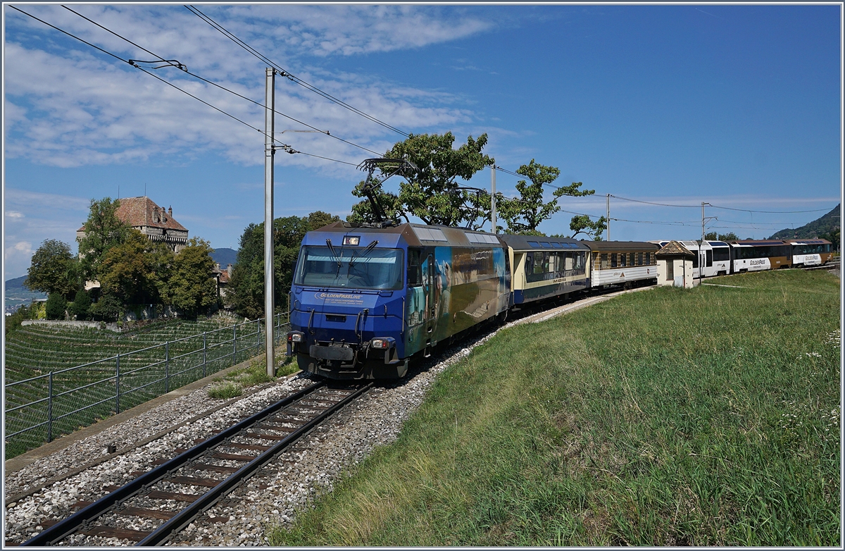Die MOB Ge 4/4 8002 mit dem IR 2115 von Zweisimmen nach Montreux bei der Durchfahrt in Chatelard VD.
22. Aug. 2018