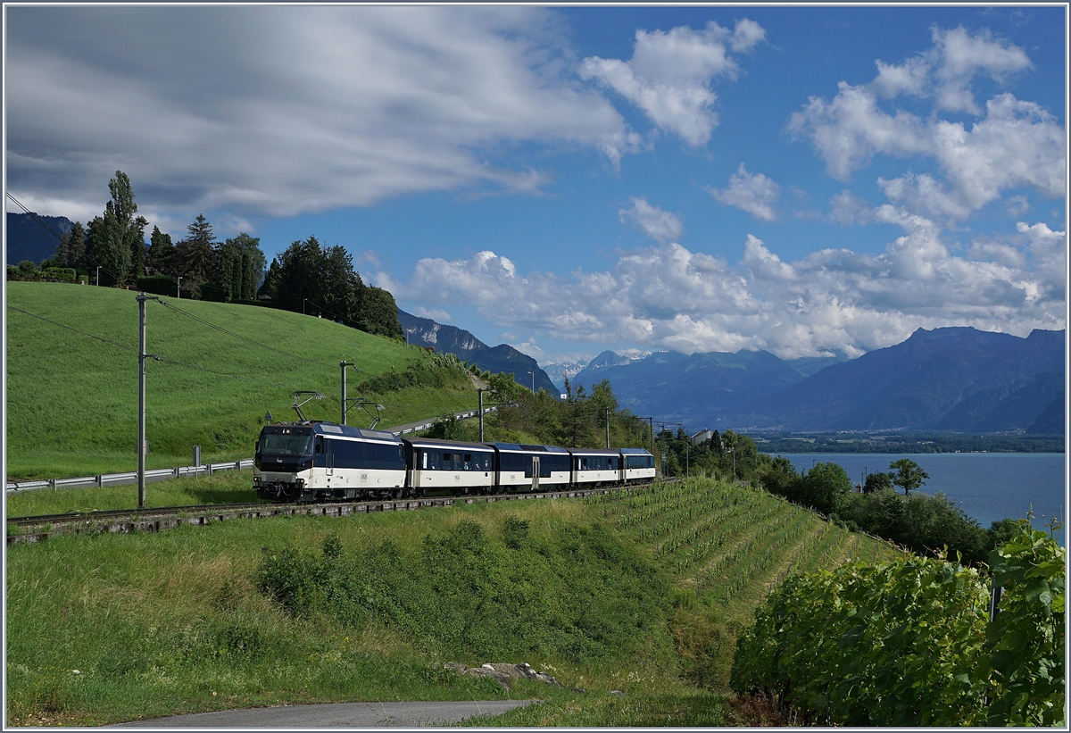 Die MOB Ge 4/4 8002 fährt mit ihrem MOB Golden Pass Panoramic Express PE 2234 durch die Rebberge oberhalb von Montreux bei Planchmp in Richtung Zweisimmen.

29. Juni 2020