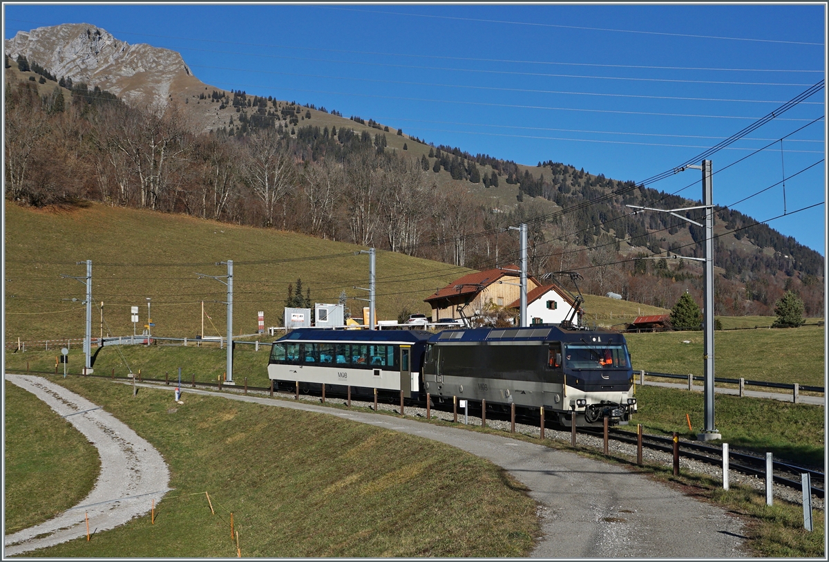 Die MOB Ge 4/4 8002 ist mit dem neu revidierten Ast 116 bei Les Sciernes auf Probefahrt.

26. Nov. 2020