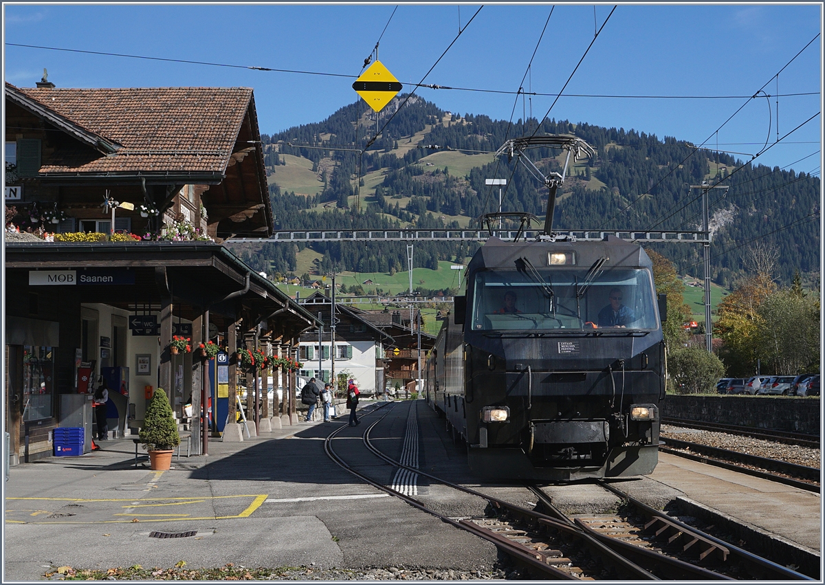 Die MOB Ge 4/4 8003 ist mit ihrem Panoramic-Express 3123 in Saanen eingetroffen. 
10. Okt. 2017