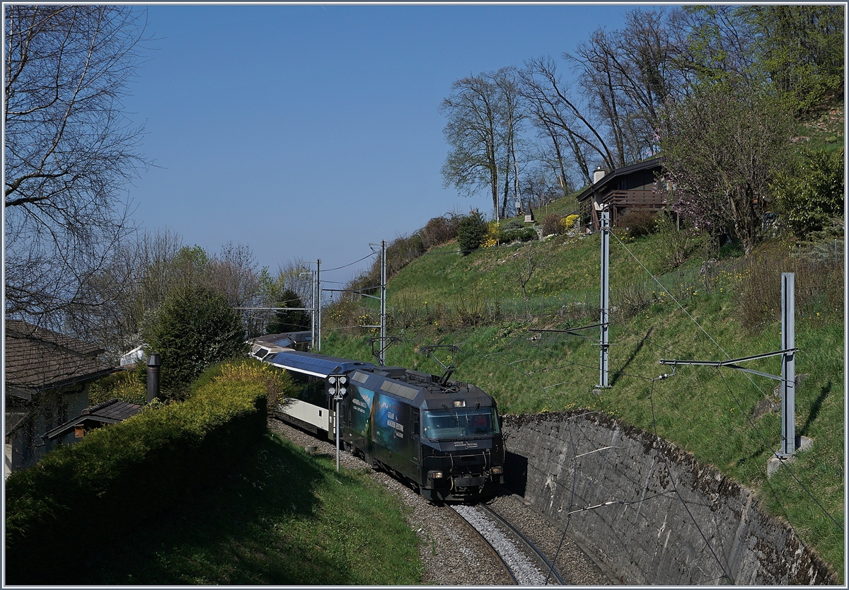 Die MOB Ge 4/4 8003 mit einem Panoramic Express von Zweisimmen nach Montereux kurz vor Sonzier.
3. April 2017