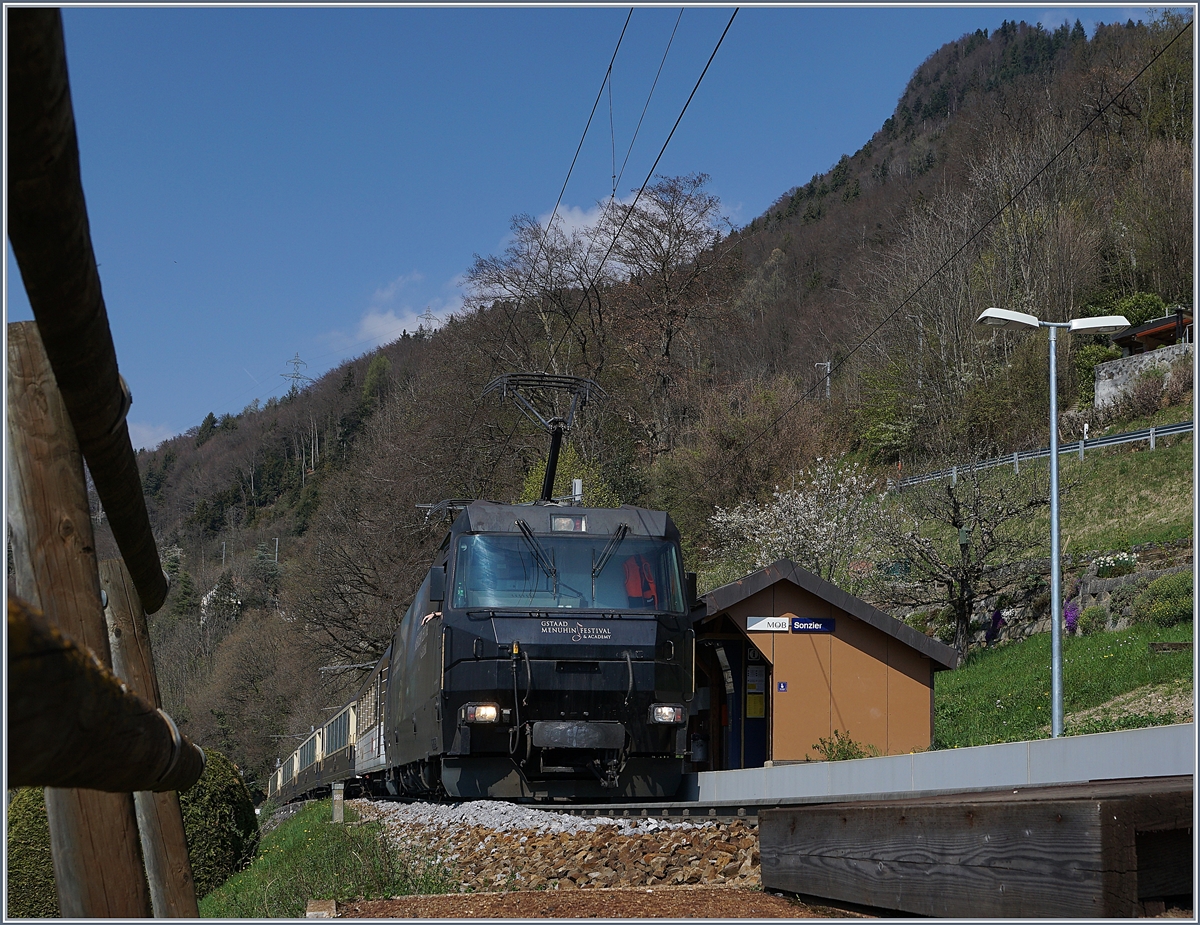 Die MOB Ge 4/4 8003 mit ihrem GoldenPass Classic Express von Montreux nach Zweisimmen bei Sonzier. Die Lok wurde kurz darauf an die RhB verkauft, so dass die MOB nur noch die Ge 4/4 801, 8002 und 8004 besitzt.
Kurz zum Fotostandpunkt: in diesem Fall eher ein Fotositzpunkt auf dem Weg zum Bahnhof/Haltestelle VOR dem Übergang. Die Kamera hielt ich dann durch den Holzzaun (im linken Bildteil sichtbar). 
 

3. April 2017