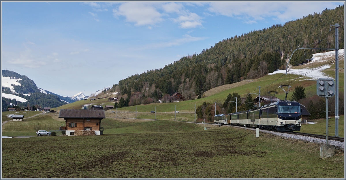 Die MOB Ge 4/4 8004 mit ihrem Regionalzug 2214 (Montreux)- Château d'Oex - Zweisimmen kurz vor Flendruz.
2. April 2018