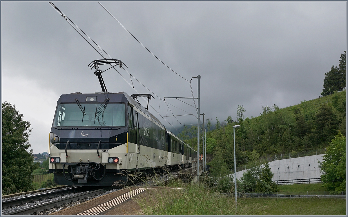 Die MOB Ge 4/4 8004 schiebt kurz nach dem Halt Châtelard VD den PE 2118 von Montreux nach Zweisimmen über die Brücke der A9.

14. Mai 2020 