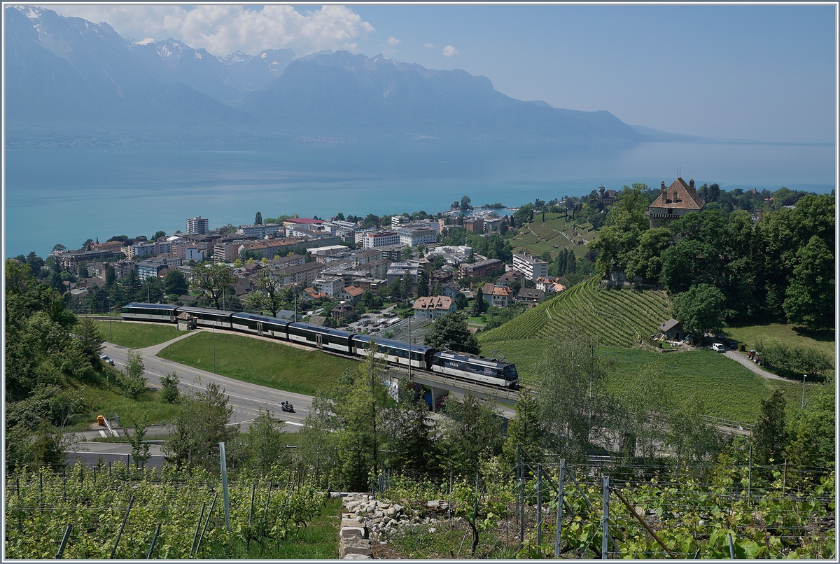 Die MOB Ge 4/4 8004 ist mit ihrem Regionalzug 2224 nach Zweisimmen kurz nach der Abfahrt von Montreux bei Le Châtelard VD unterwegs. Am Schluss des Zugs läuft ein revidierter Panoramic Express Steuerwagen der ersten Serie. 

18. Mai 2020
