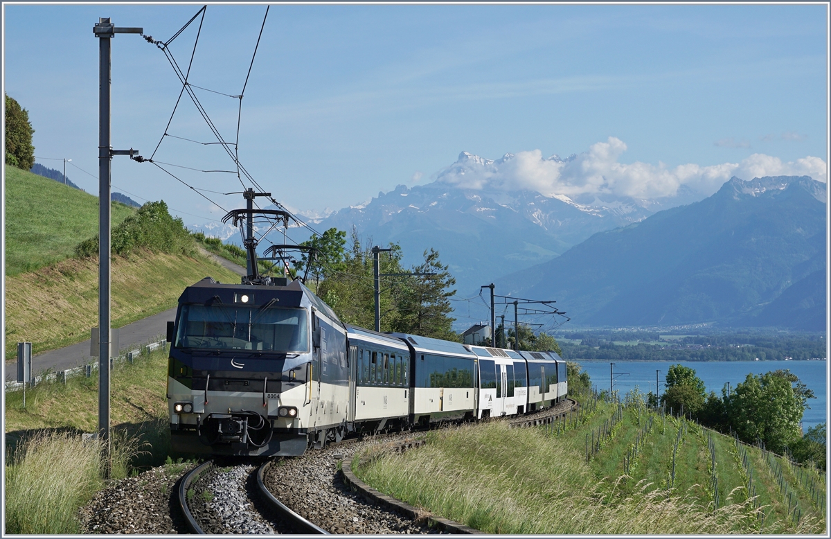 Die MOB Ge 4/4 8004 ist mit ihrem MOB GoldenPass Panoramic PE 2234 auf dem Weg von Montreux nach Zweisimmen und erreicht in Kürze Planchamp. 

25. Mai 2020