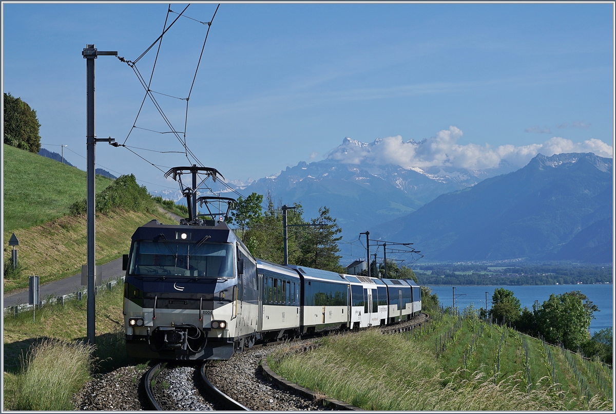 Die MOB Ge 4/4 8004 ist mit einem MOB Panoramic Express von Montreux nach Zweisimmen bei Planchamp unterwegs. 

L25. Mai 2020
