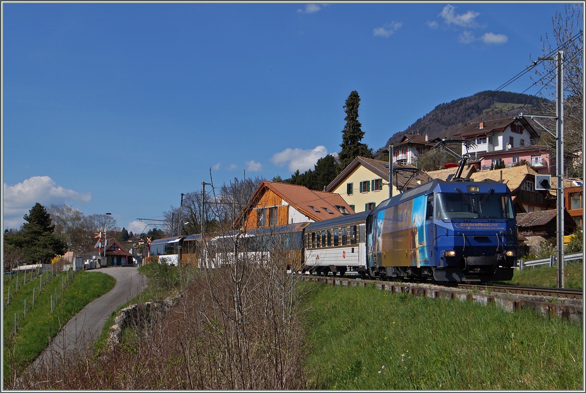 Die MOB Ge 4/4 8004 mit ihrem langen Golden Pass Panoramic 3123 hat Planchamp passiert und erreicht in wenigen Minuten ihr Ziel Montreux.
13. April 2015