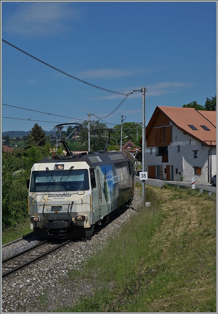 Die MOB Ge 4/4  Gstaad  bei Planchamp.
25. Mai 2016 