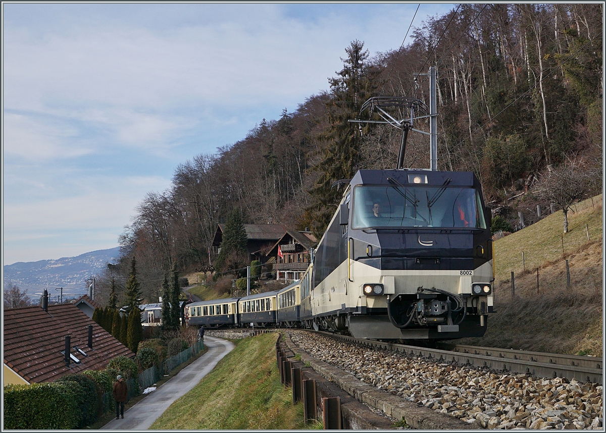 Die MOB Ge 4/45 8002 ist kurz nach Chernex mit ihrem MOB GoldenPass Belle Epoque Zug Pe 2224 von Montreux nach Zweisimmen unterwegs; bei genauerem Hinsehen kann man den am Schluss des Zugs mitlaufenden MOB Alpina ABe 4/4  9002 erkennen 

9. Januar 2021