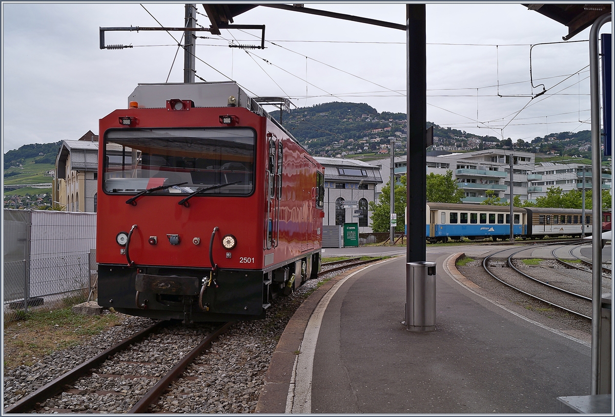 Die MOB Gem 2/2 2501 wartet in Vevey auf die Abfahrt. Im Hintergrund sind zwei für die Chemin de fer de La Mure in Frankreich vorgesehene MOB Reisezugwagen zu sehen. 

03. Juli 2020