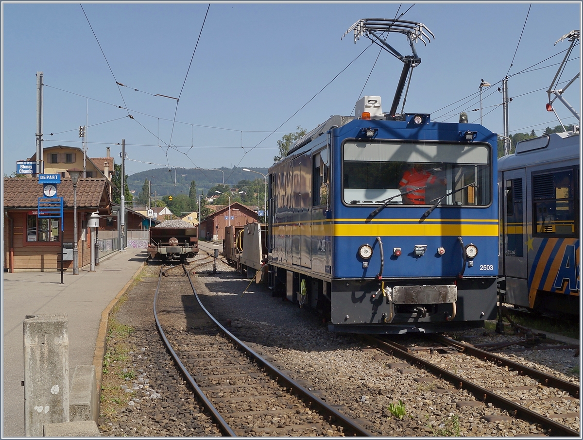 Die MOB Gem 2/2 2503 rangiert in Blonay volle und leere Fdk Schotterwagen. 

27. Juni 2019