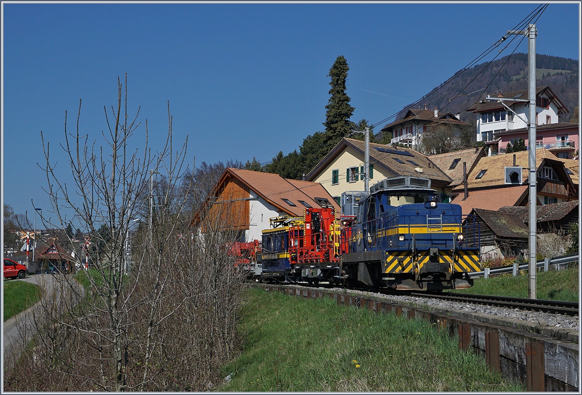 Die MOB Gm 4/4 2004  Albeuve  mit einem Dienstzug auf der Fahrt Richtung Montreux kurz nach Planchamp.
27. März 2017