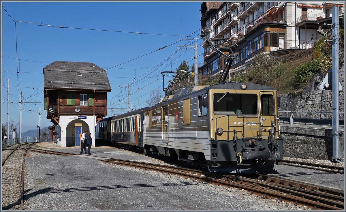 Die MOB Golden-Pass GDe 4/4 6004 wartet mit ihrem MOB Belle Epoque Zug nach Montreux in Chamby auf den Gegenzug.

27. März 2017
