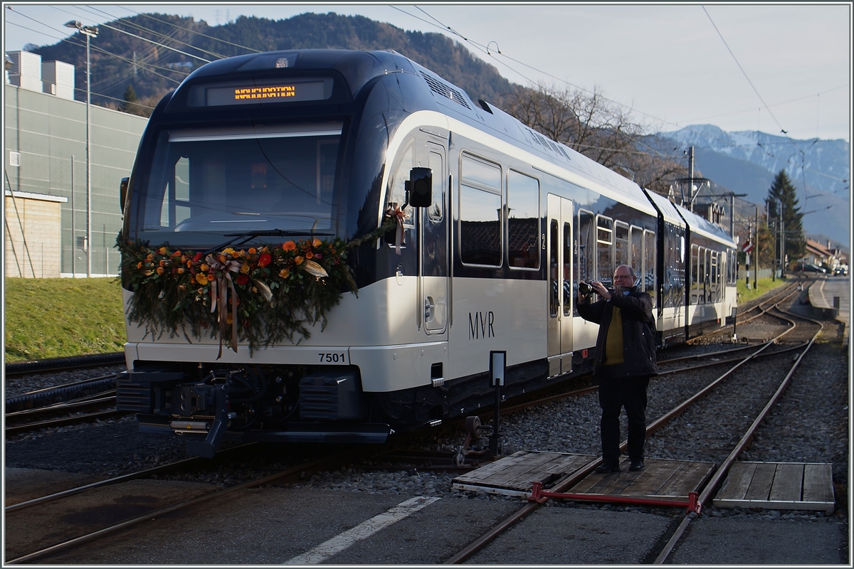 Die MOB hat keine Mhe gescheut und krftig Werbung fr die Einweihung des MVR ABeh 2/6 7501 gemacht, mit der Folge, dass es fr die Bahnfotogarfen nicht ganz einfach sein wird, ein  einfaches Bild  des SURF ABeh 2/6 7501 zu bekommen...
Blonay, 11. Dez. 2015

PS: Das Bild ist nicht gestellt, doch ich musste lange warten, bis der Walter Ruetsch (unbewusst) so stand, dass dieses Bild gelingen konnte.
