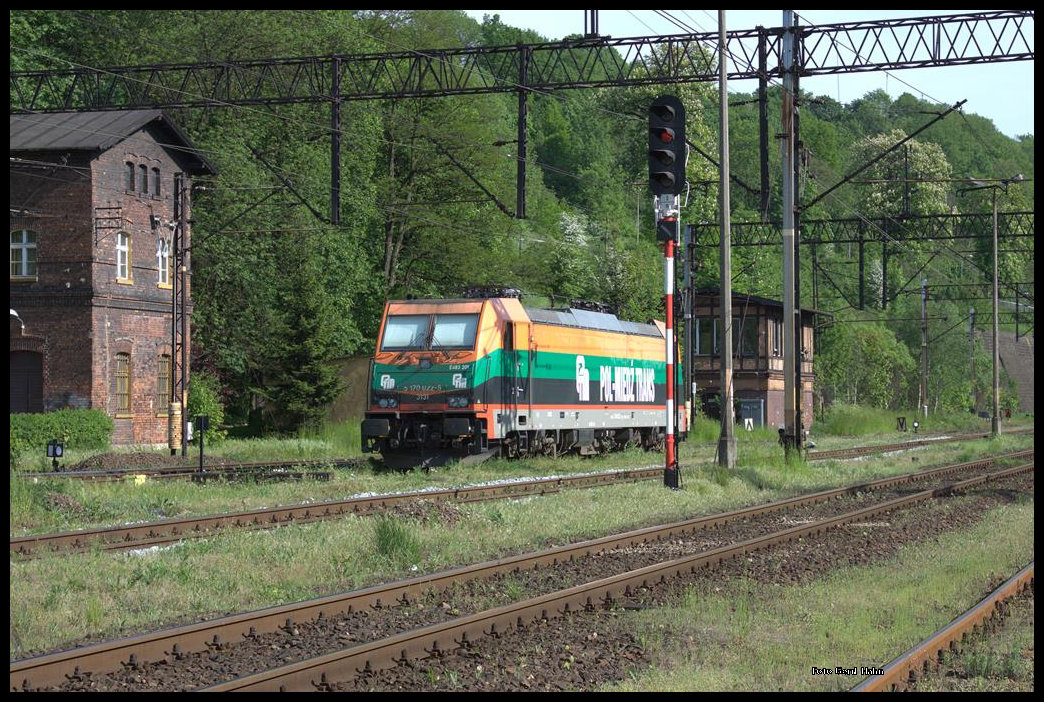 Die moderne 170022 von Pol-Miedz Trans passt so gar nicht in die alte Umgebung mit den heute historischen Klinkerbauten im Bahnhof Klodzko. Wir schreiben dennoch den 22.05.2016!