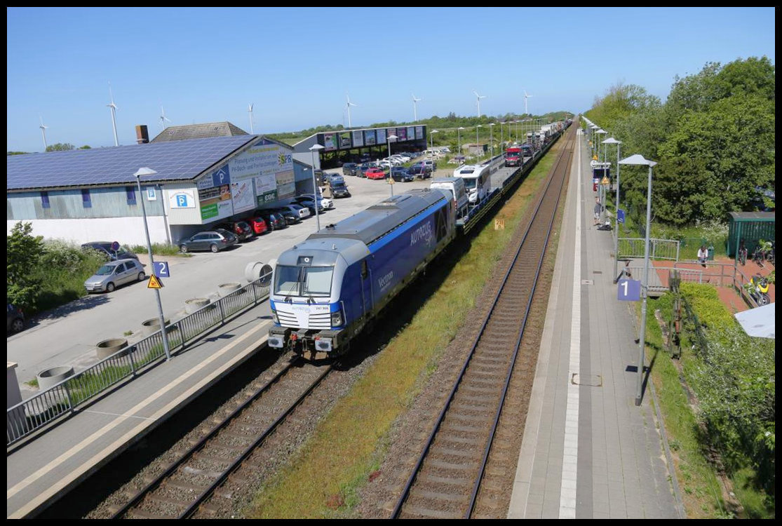 Die moderne 247908 fährt hier am 29.05.2020 um 12.01 Uhr mit einem Autozug nach Niebüll durch den Bahnhof Klanxbüll.