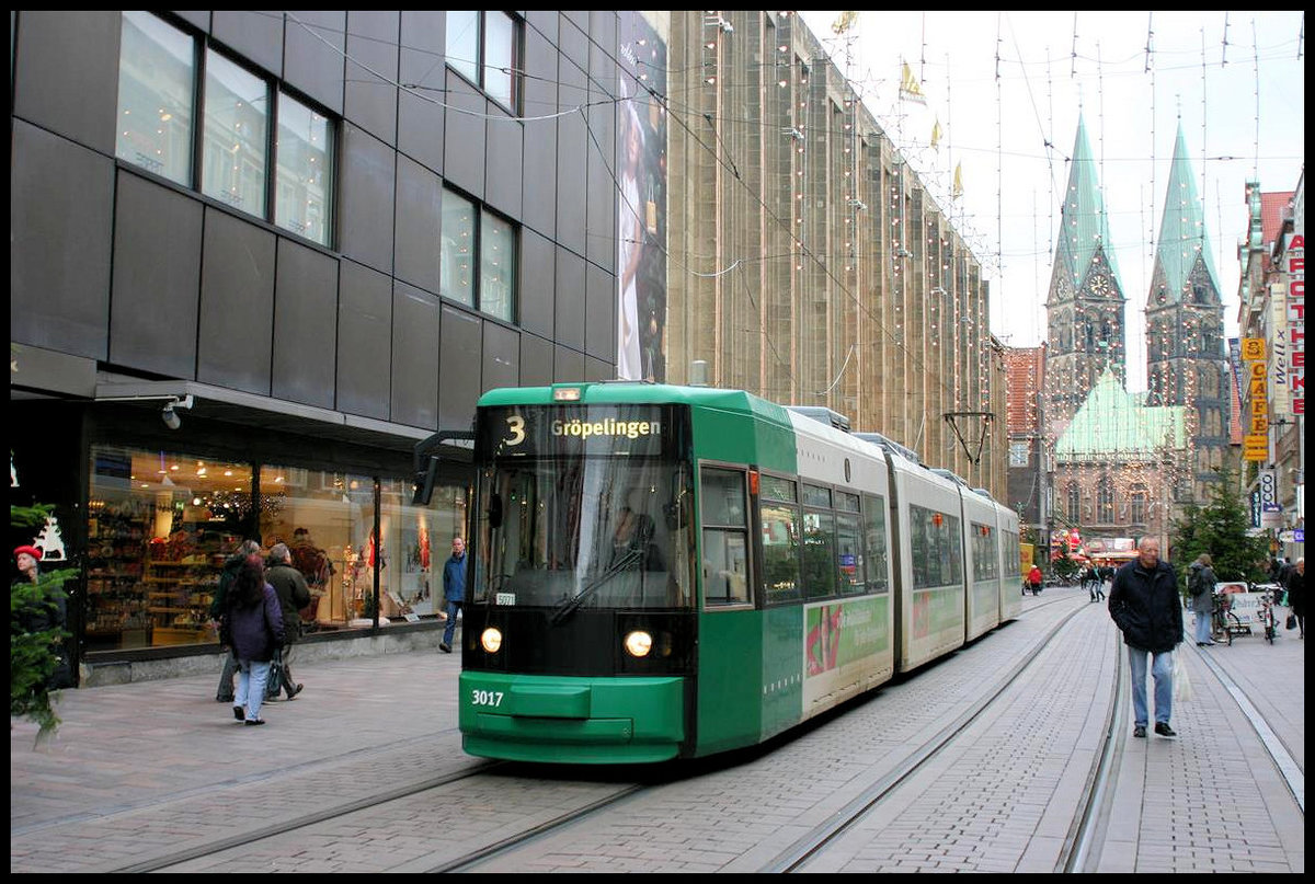 Die moderne grün lackierte Tram 3017 fährt hier am 6.12.2006 vor der Dom Kulisse durch die weihnachtlich geschmückte Bremer Innenstadt.