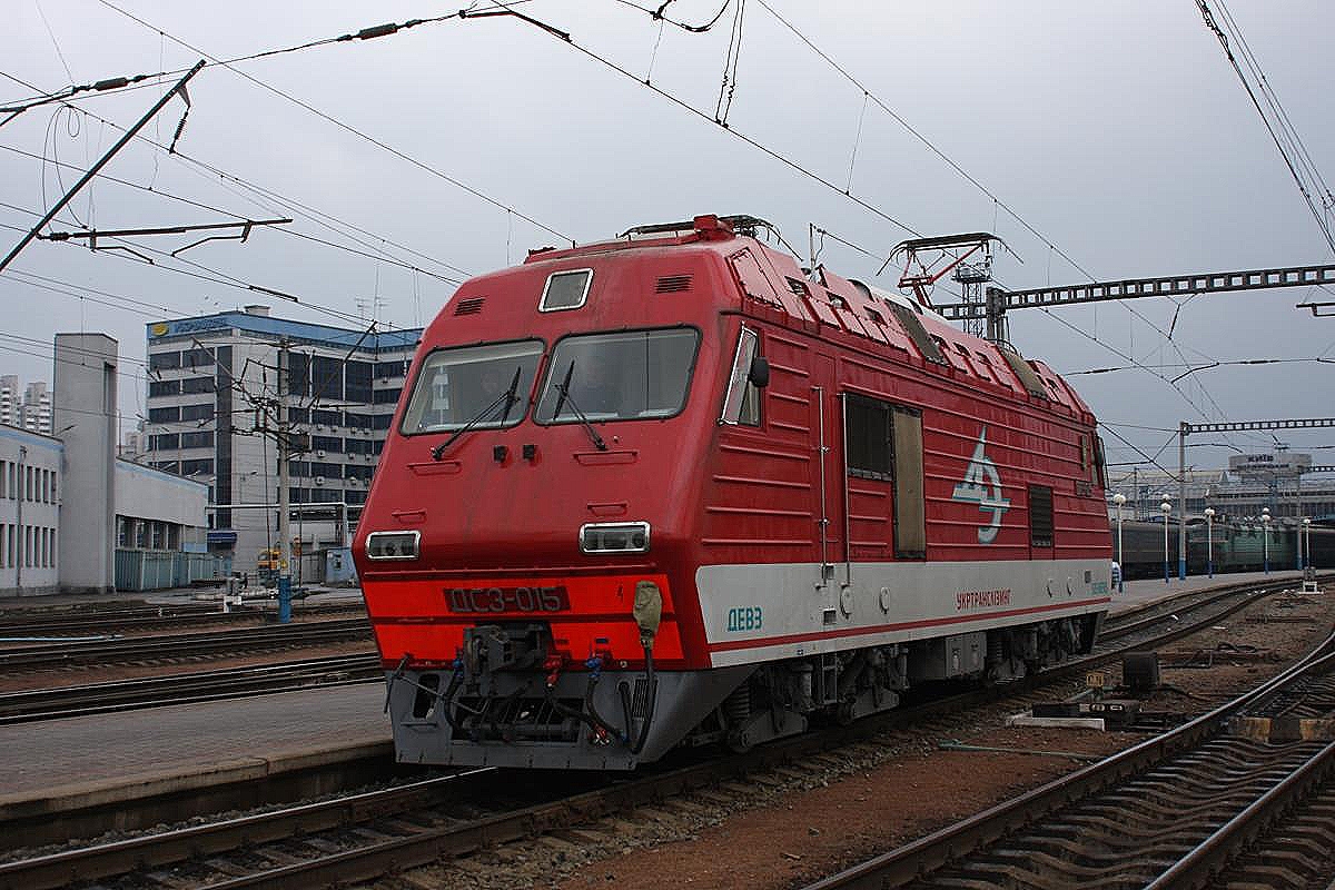Die moderne Siemens DSZ3-015 fährt am 23.2.2008 solo durch den Hauptbahnhof Kiew.
