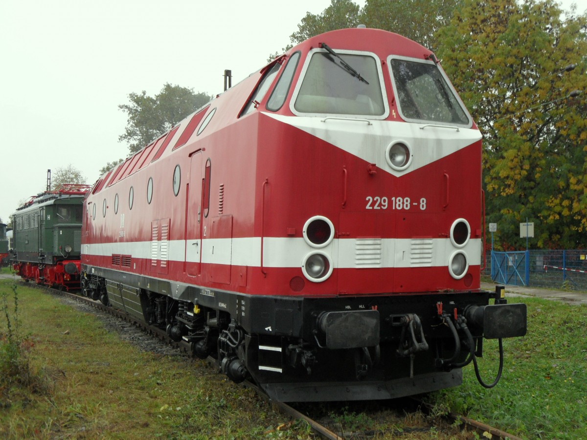 Die modernisierte 229 188 war zum DR-Dieselloktreffen
in Weimar ausgestellt, 12.10.2013