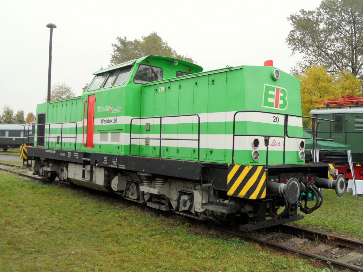 Die modernisierte Diesellok 293 024 als Werklok 20 der EIB,
fuhr auf dem Bw-Gel�nde im Bw Weimar zum DR-Dieselloktreffen, 12.10.2013.