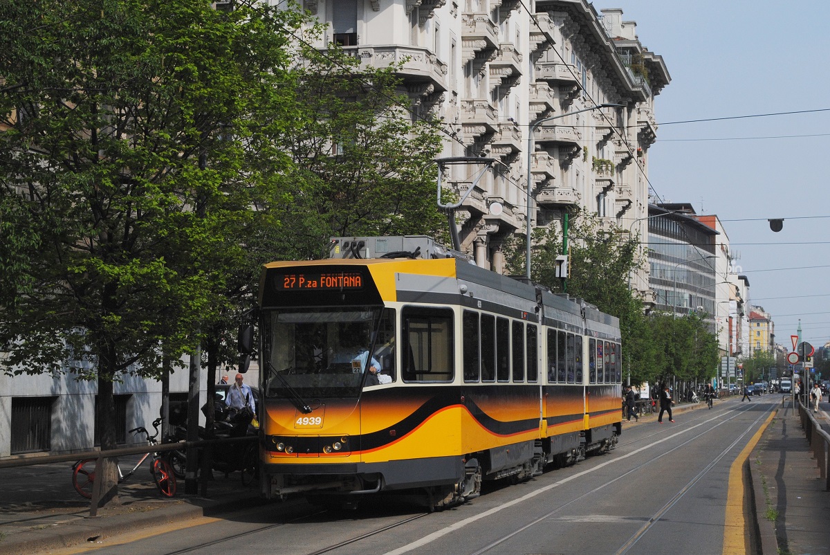 Die modernisierte  Jumbotram  4939 fährt als Linie 27 am Corso di Porta Vittoria in Richtung Piazza Fontana. (02.04.2019)