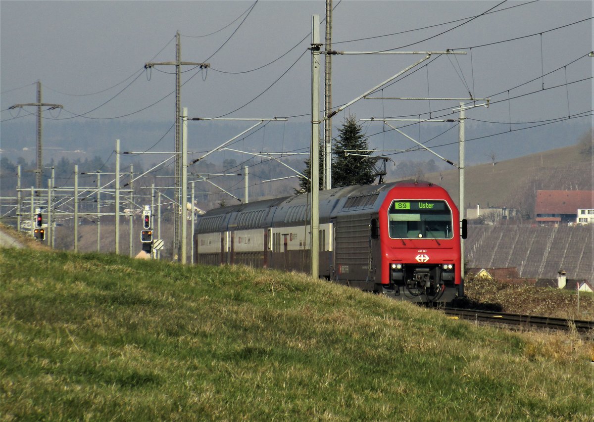 Die modernisierte SBB Re 450 081  Weiningen  verkehrte am 29.1.17 als S9 nach Uster. Das Foto enstand bei der Glattfelderstrasse, in Eglisau (kurz vor der Verzeigung der Strassen Lärchhof, Hiltenberstr. und Glattfelderstr.). 