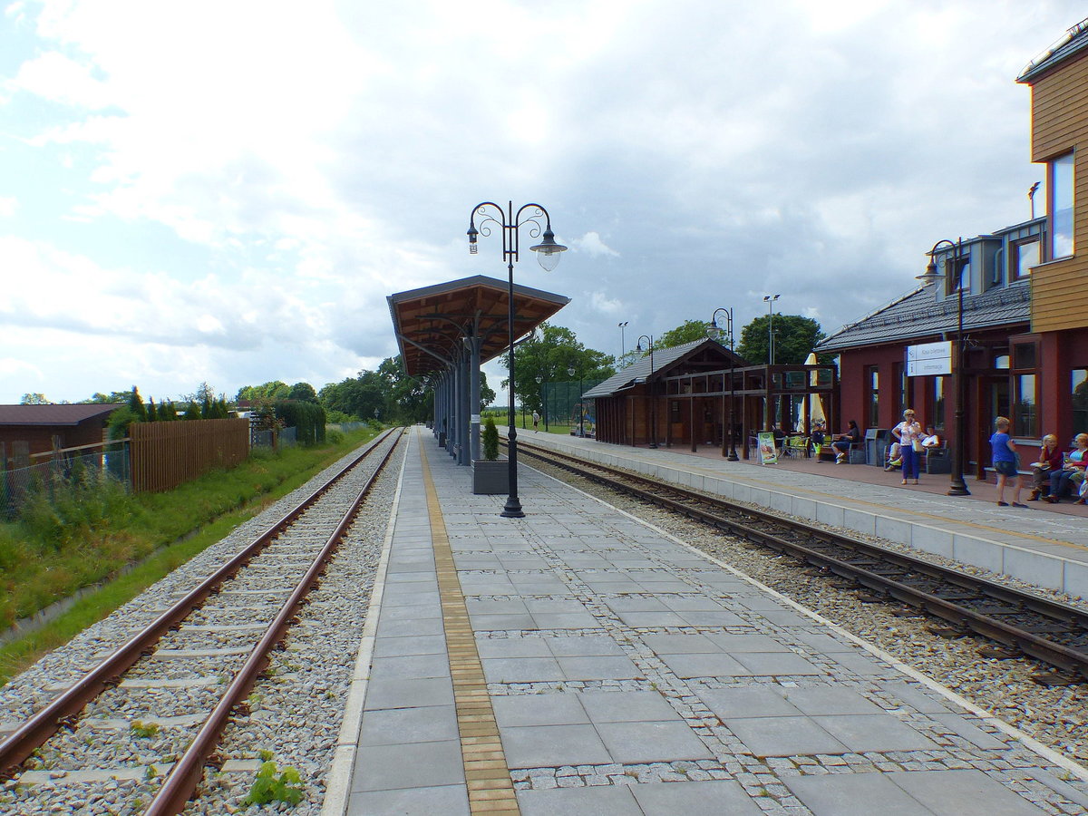 Die modernisierten Bahnsteige in Trzęsacz am 12.06.2017.