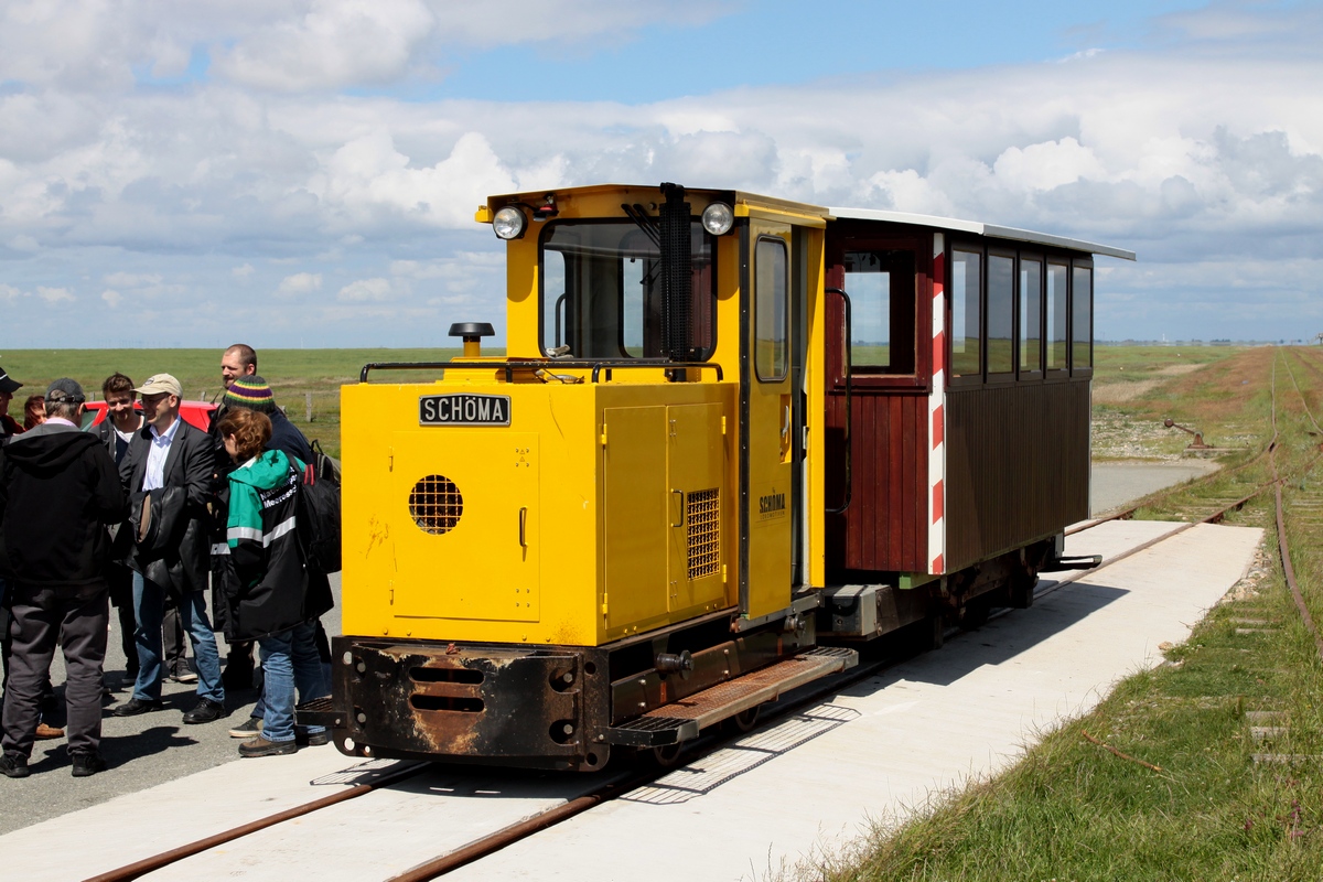 Die modernste Lok des LKN-SH (Schöma 6418, Bj. 2009) hat noch keine Nr., sie ist soeben mit dem Sambawagen vom Festland gekommen. (Halligbf Langeness, 14.06.2012)