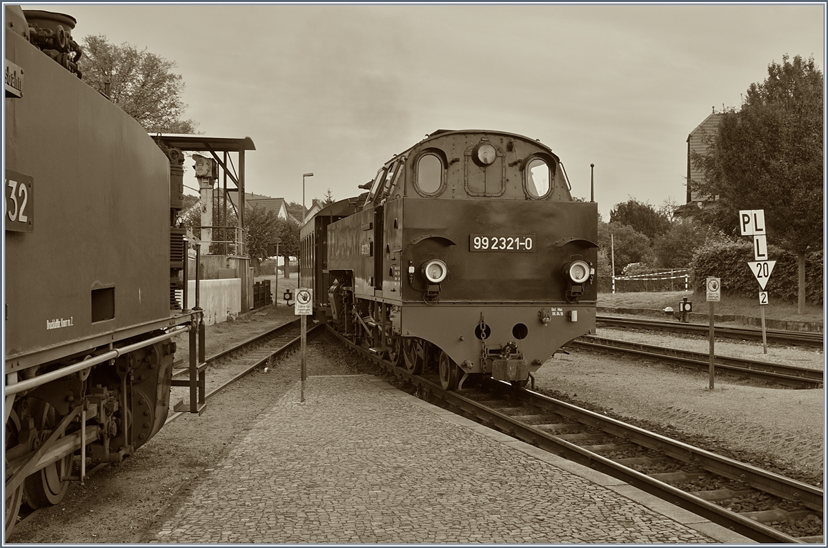 Die MOLLI  99 2321-0 erreicht mit ihrem Zug Kühlungsborn West, Endstation.
28. Sept. 2017