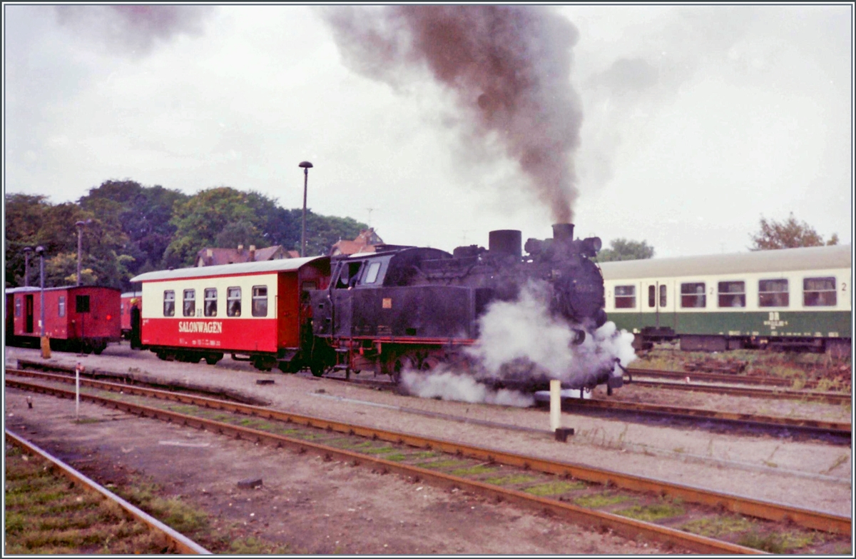 Die Molli Dampflok 99 33x rangiert in Bad Doberan den DR Salonwagen an den nächsten Zug.

Ein Analogbild 26. Sept. 1990