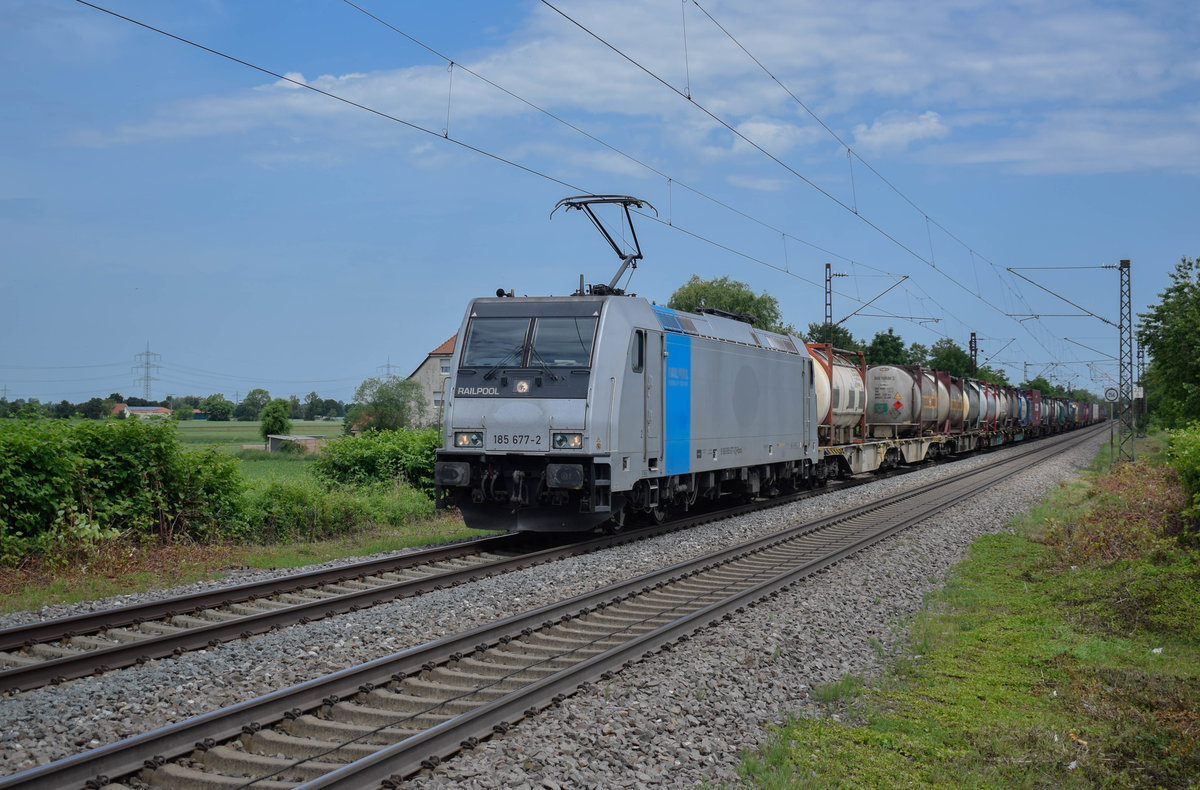 Die momentan für Railtraxx laufende 185 677 mit DGS 40165, Antwerpen Noord - Milano Segrate in Buggingen am 27.05.2018.