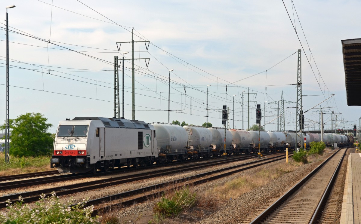 Die momentan für die Regiobahn Bitterfeld fahrende 285 108 der ITL bespannte am 14.06.15 den Quarzsandzug von Bitterfeld nach Torgau.
