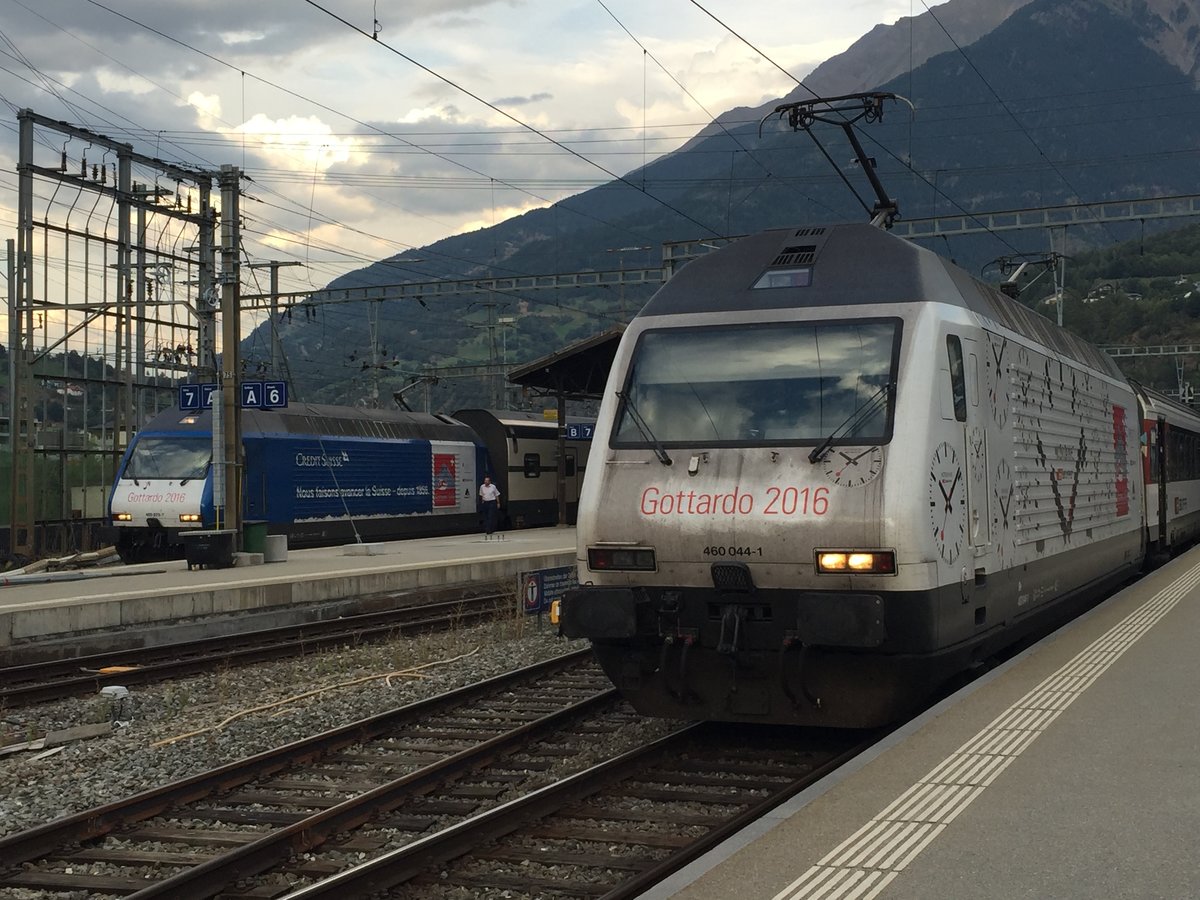 Die Mondaine / Gottardo mit dem IR nach Genf traff die Credit Suisse / Gottardo mit dem IC nach Basel, am 28.8.2016 in Brig.