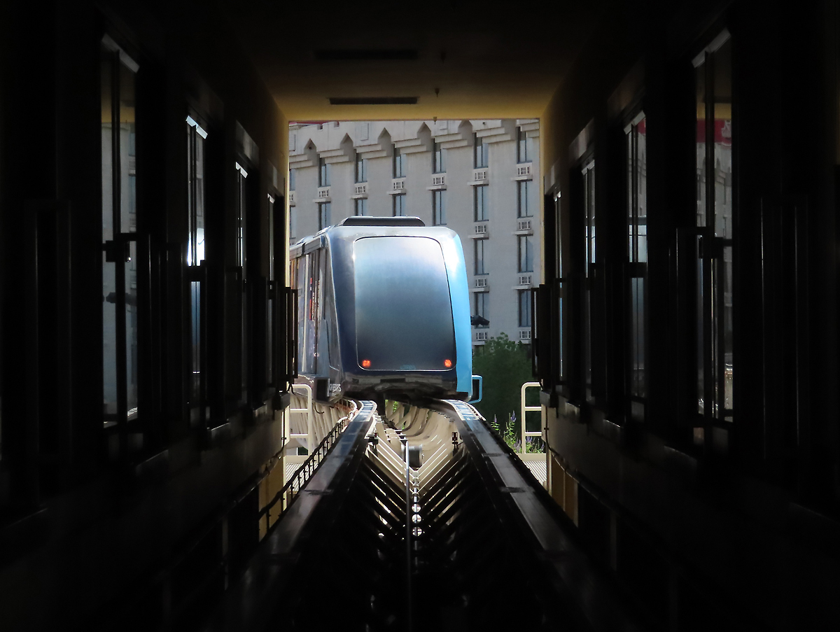Die Monorail vom Hotel Mandalay Bay zum Excalibur Hotel erreicht in Kürze den Zielbahnhof. Las Vegas, 17.8.2022