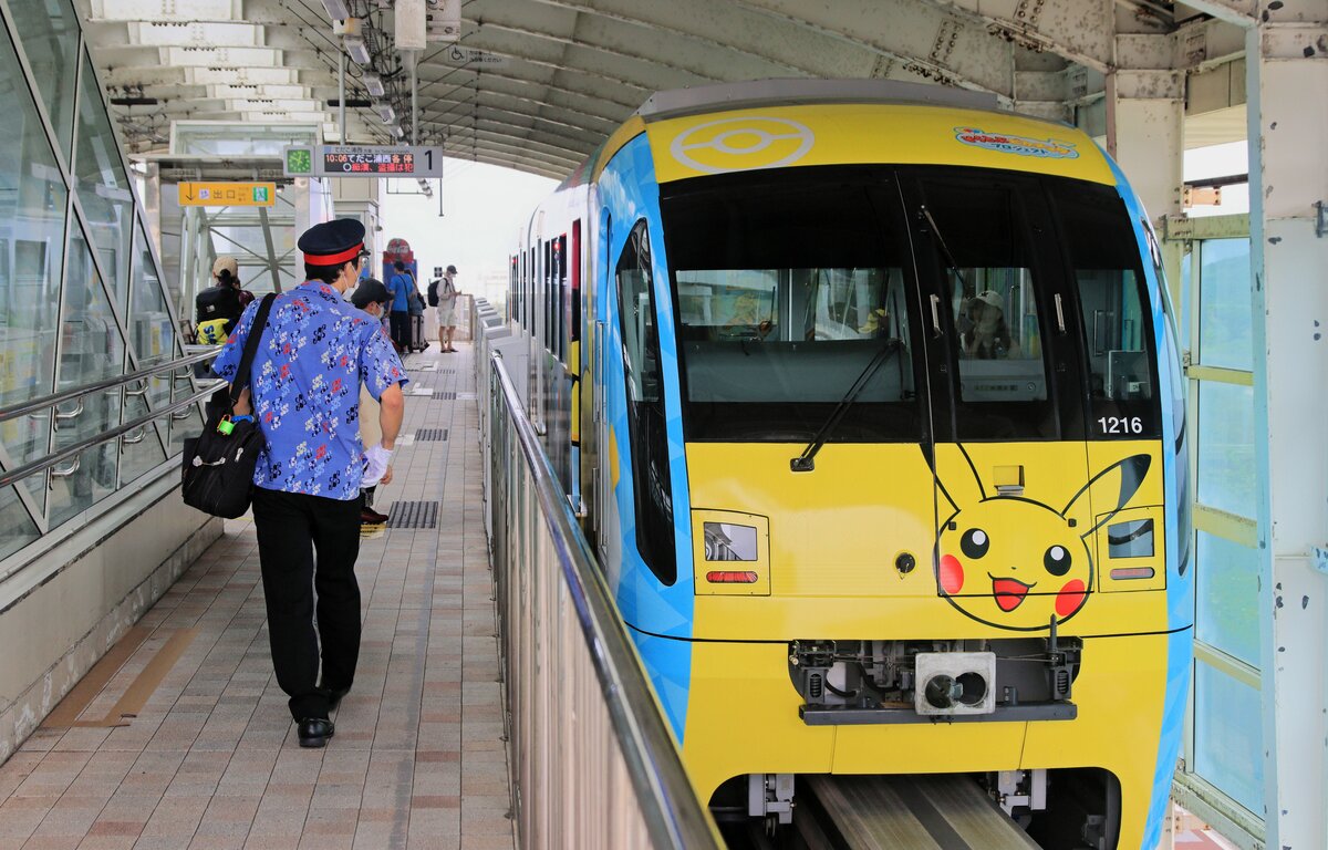Die Monorail von Naha, Hauptstadt von Okinawa: Die Verkehrsbetriebe in Okinawa sind in Japan die einzigen, in denen das Personal nicht die steifen, streng autoritär geschnittenen Uniformen trägt. Hier der Wagenführer des Monorail-Zuges 1116+1216 an der Endstation Naha Flughafen. 22.April 2023 