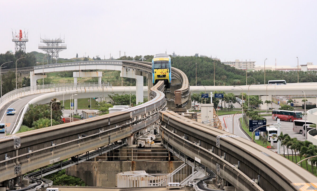 Die Monorail von Naha, Hauptstadt von Okinawa: Zug 1116 bei der Ausfahrt aus der Endstation Naha Flughafen, mit Blick auf die imposante Monorail-Weiche. 22.April 2023 