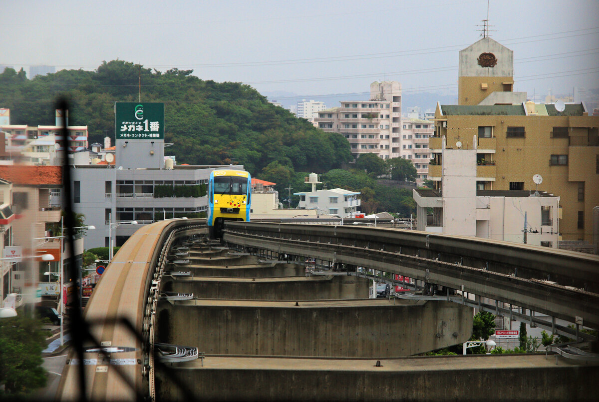 Die Monorail von Naha, Hauptstadt von Okinawa: Zug 1116 erklimmt eine der vielen Steilrampen. Vor Oroku, 22.April 2023  