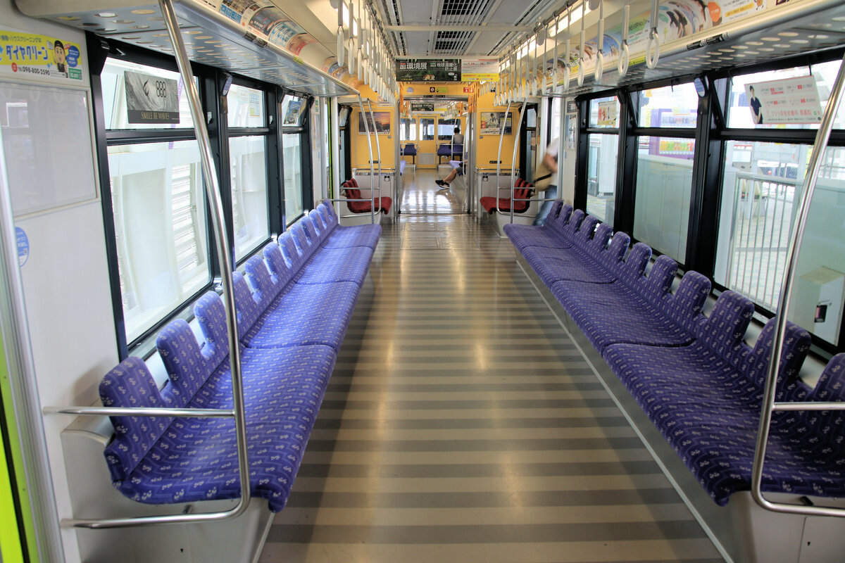 Die Monorail von Naha, Hauptstadt von Okinawa: Das Innere des Zuges 1112. 22.April 2023 