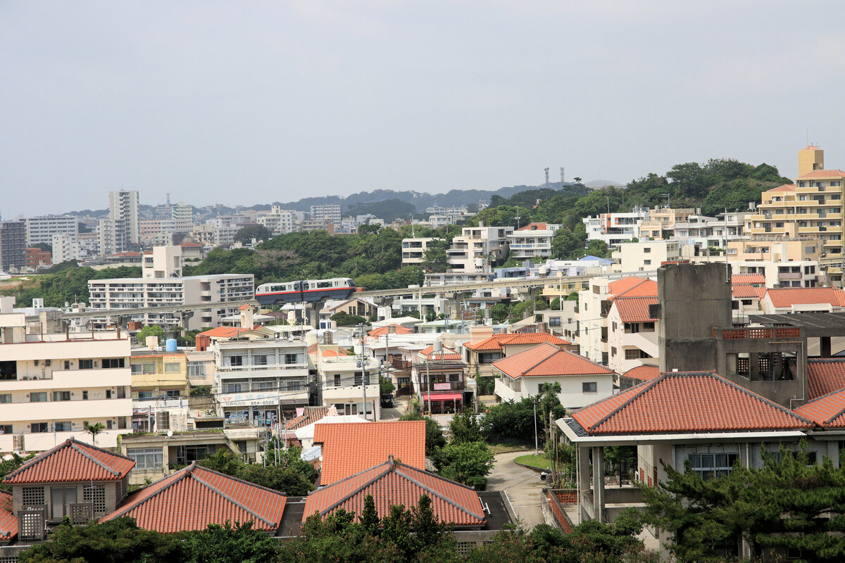 Die Monorail von Naha, Hauptstadt von Okinawa: Blick von der Burg Shuri aus auf einen in die Stadt zurück fahrenden Monorail-Zug. 22.April 2023 
