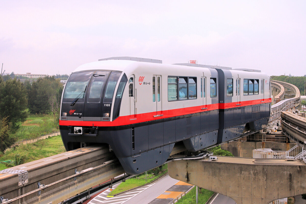 Die Monorail von Naha, Hauptstadt von Okinawa: Einfahrt des Zuges 1105 in die Endstation Naha Flughafen. Ein früheres Bild zeigte die Ausfahrt des Zuges 1116 an demselben Ort, doch ist die mächtige Monorail-Weiche jetzt für die Einfahrt umgestellt. 22.April 2023 
