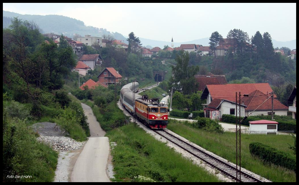 Die montenegrinische 461-028 ist hier am 22.5.2017 um 18.10 Uhr mit dem D nach Bar in Bijelo Polje unterwegs.