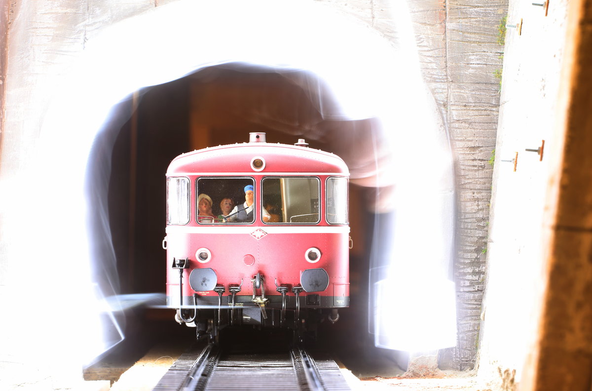 Die Motoren gehen aus ,...

Das Licht erlischt ,... 

Plötzlich ein Grelles Licht am Himmel ,....

Die Fahrgäste sehen verzweifelt aus den Fenstern,...

,... Und auch dem Triebwagenführer steht die Ratlosigkeit im Gesicht. 



Scheint wie eine Szene aus einem schlechten Science Fiction Film. 

Aber Nein der  Angreifer  war der  verrückte Ferk mit einer Taschenlampe .

VT98 auf der entstehenden Spur 1 Modellbahnanlage von Norbert am Abend des 30.1.2018