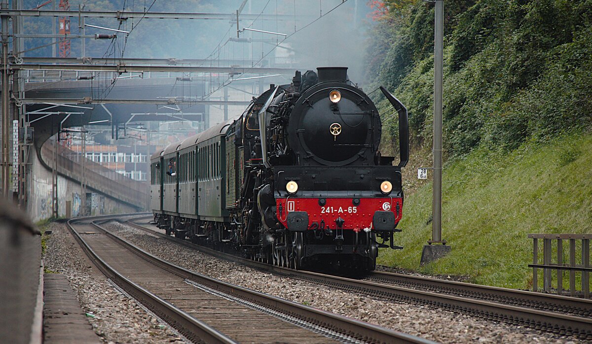 Die Mountain ist wohl die grösste betriebsfähige Dampflok in der Schweiz. Am 06.10.2024 zieht sie bei Gebenstorf AG einen Sonderzug zur Reussbrücke. Aufgenommen habe ich das Bild vom Fussweg neben der Strecke aus