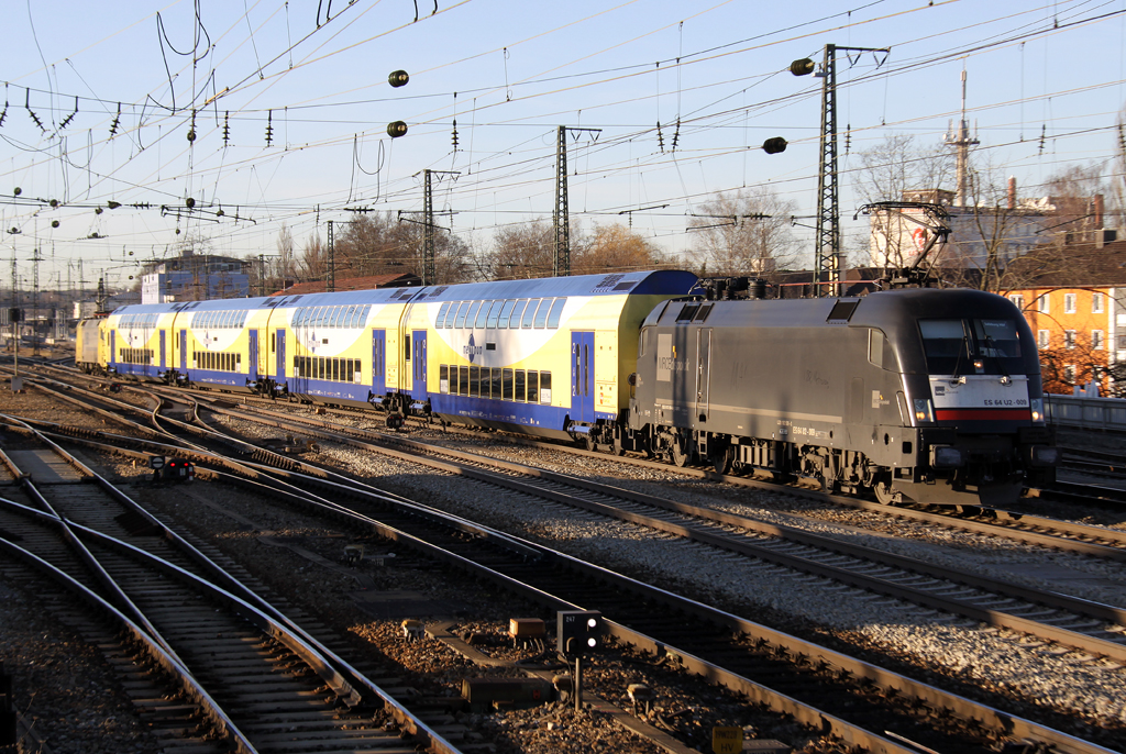 Die MRCA ES 64 U2 - 009 und IBS ES 64 U2 - 096 mit Metronom Dosto als Meridian Ersatzverkehr von München nach Salzburg in Rosenheim am 16.12.2013