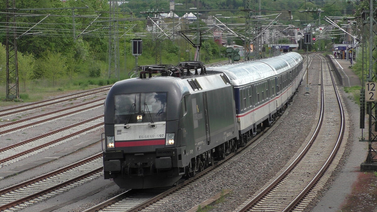 Die MRCE 182 597 (ES64 U2-097) verlässt am 20.05.2021 mit ihrem TRI-Ersatzzug Nürtingen zur Fahrt nach Heilbronn.