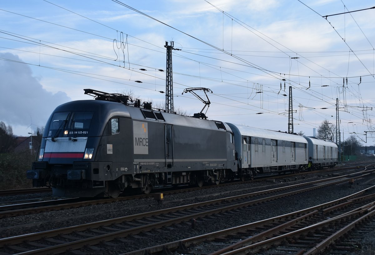 Die MRCE 185 521-5 von Railadventure gemietet samt zwei Schutzwagen kommt durch Grevenbroich gen Rheydt fahrend am heutigen Freitag den 9.2.2018, es steht zu vermuten das sie in Mönchengladbach oder Krefeld bei Siemens zu überführende Züge abholen soll.