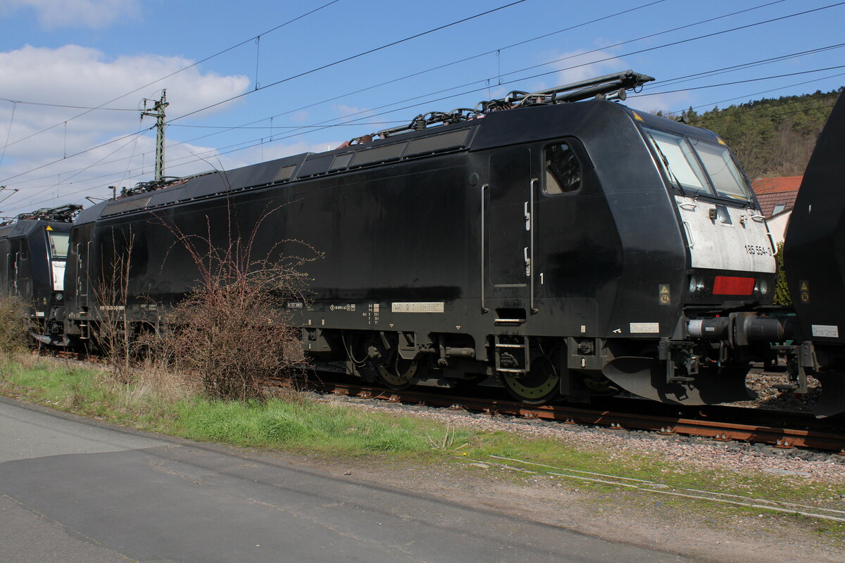Die MRCE 185 554-4 stand am 05.04.2023 mit 4 weiteren Dispoloks auf dem Ausziehgleis der Uwe Adam EVU GmbH in Eisenach.