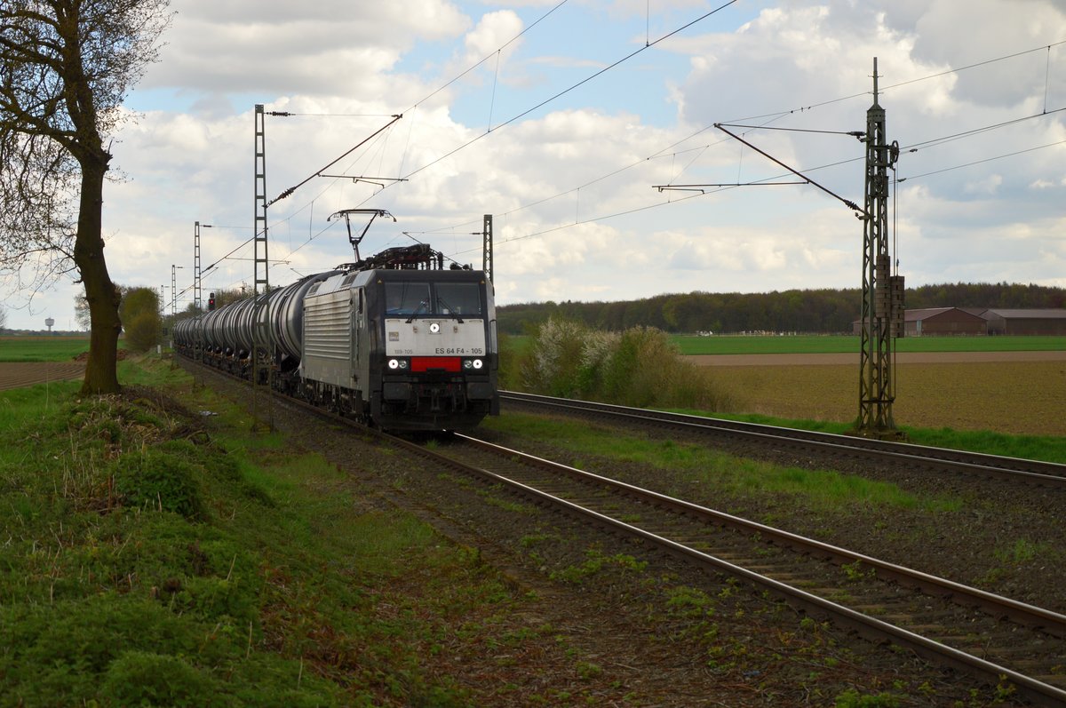 Die MRCE 189 105 bringt am frühen Sonntagnachmittag einen Öler ins Ausweichgleis in Boisheim. Auf dem Nebengleis kommt ein Gegenzug von einer roten 189ziger gezogen durch Boisheim. 17.4.2016